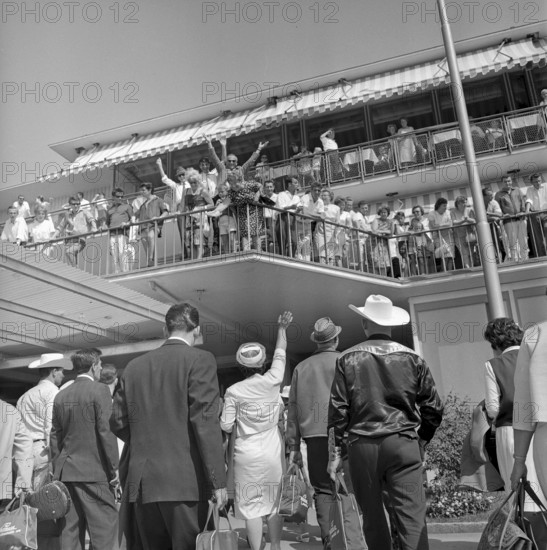 Kloten airport, Swiss expatriates from Canada arriving, 1964