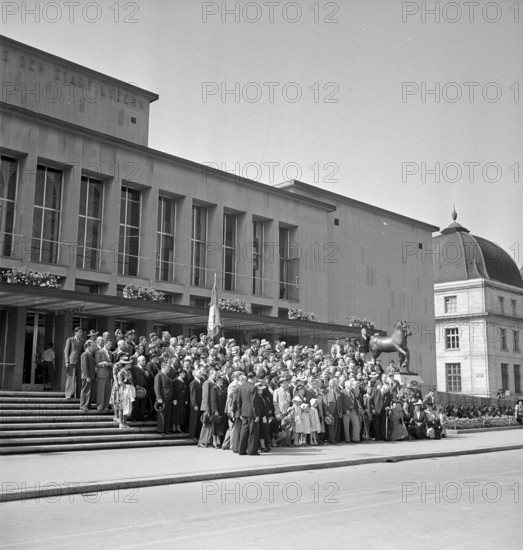 Swiss axpatriate meeting, participants in front of the congress centre Lucerne