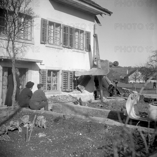 Military plane crash nearby a farm 1954
