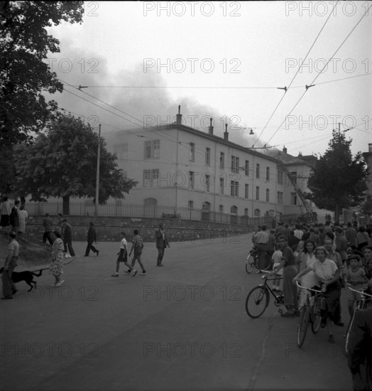 Onlookers watching the burning of the barracks in Lausanne 1951