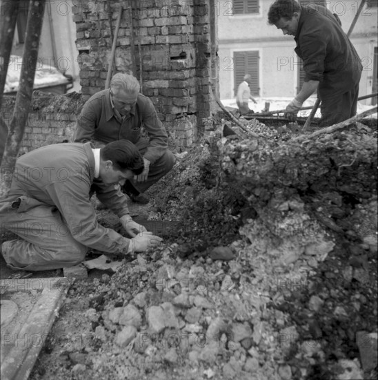 Grand hotel Rigi Kaltbad burned down, policemen investigating, 1961