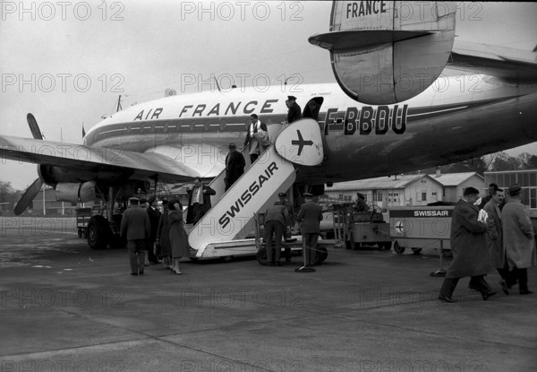 Airport Geneva-Cointrin 1959: customs clearance