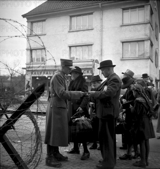 Passport control at the Koblenz border crossing 1947