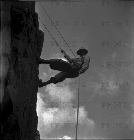 Mountaineering school Rosenlaui 1945: rappelling with and without belay