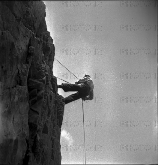 Mountaineering school Rosenlaui 1945: rappelling with and without belay