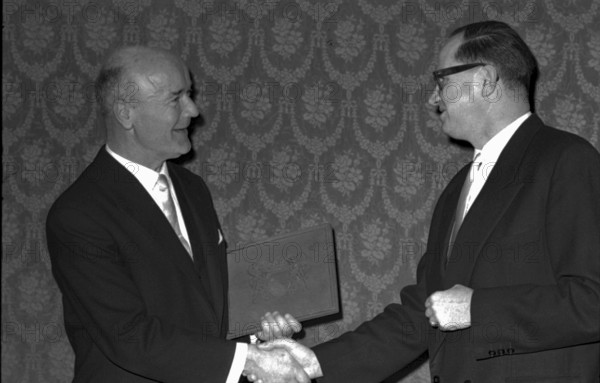 Emil Staiger receiving City of Zurich literature prize 1966