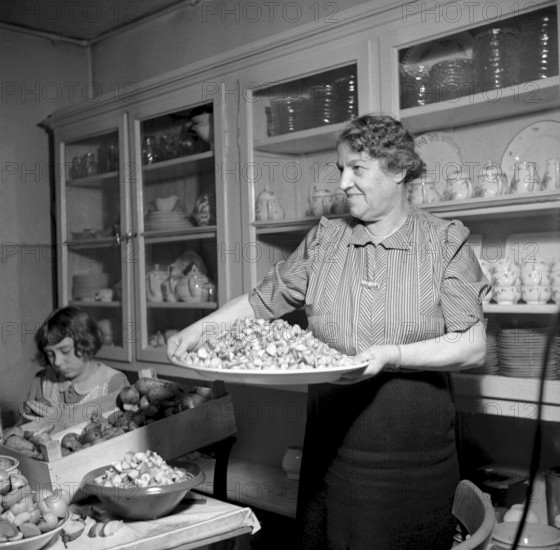 Women preparing preserved fruit for Swiss soldiers, 1939