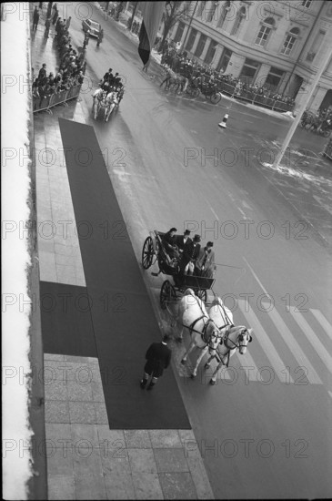 New Year reception at Federal Palace 1970: coach in front of entrance