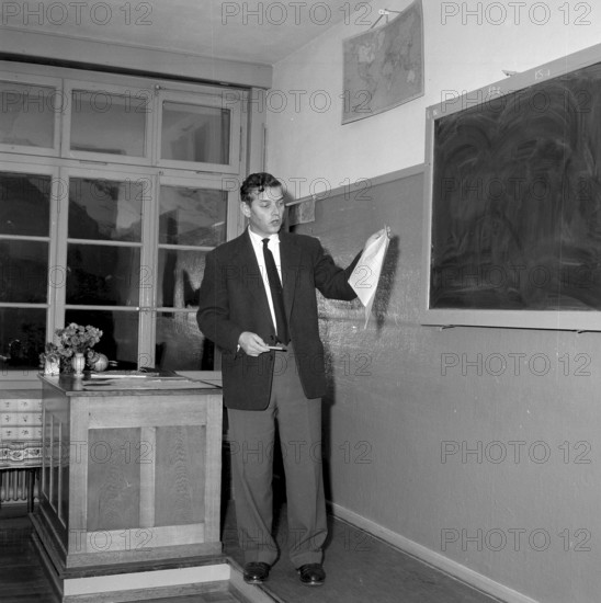 Census director giving instructions in Frutigen 1960