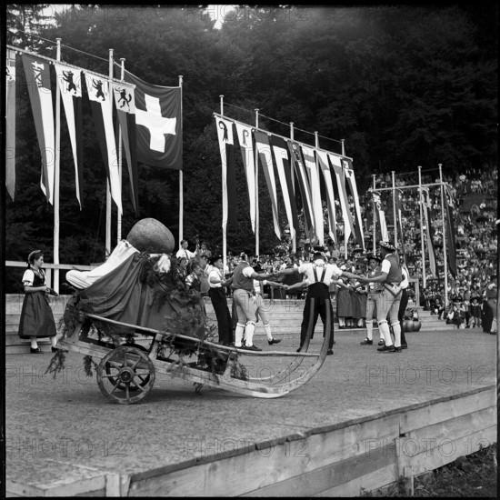 Festival in historical costumes in Interlaken 1955: Dancing