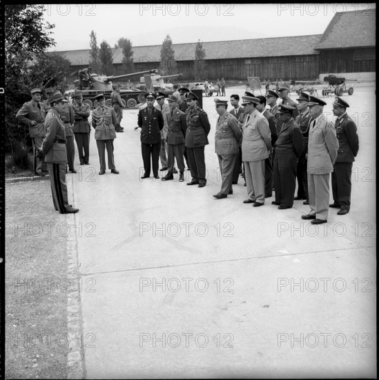 Foreign military attaches visit tank schools in Thoune 1959