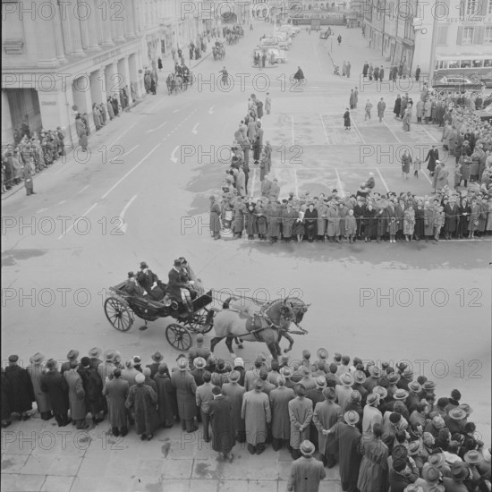 New Year reception at Federal Palace Berne 1956: coaches on Federal Square