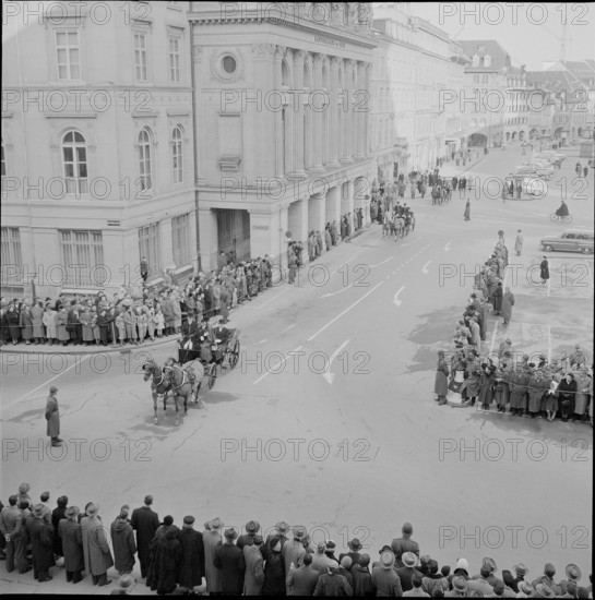 New Year reception at Federal Palace Berne 1956: coaches on Federal Square