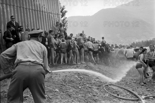 Salvage of the mini-submarine ""Tigerhai I"" near Locarno, 1965: Policeman dispel spectators with water