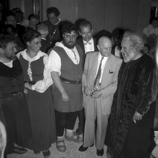 Play ""Wilhelm Tell"" staged in Altdorf 1959: Gisler as Tell, Federal Councillor Etter