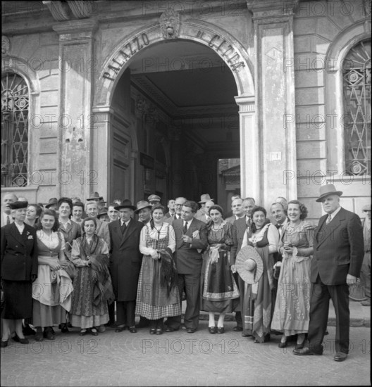 The mayors from Brigue and Domodossola in front of the town hall in Domodossola 1948