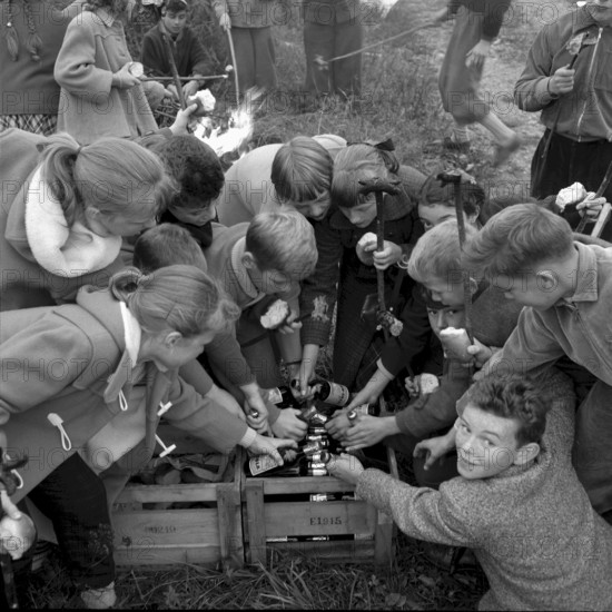 Eglisau, children from Zurich during school outing, 1957
