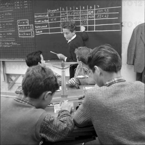 Zurich, Reform class, upper stage pupils experimenting, 1957