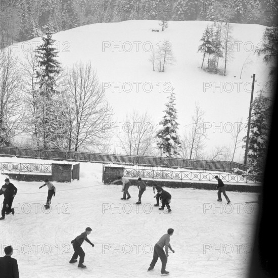 Children, ice skating in Gohl 1960