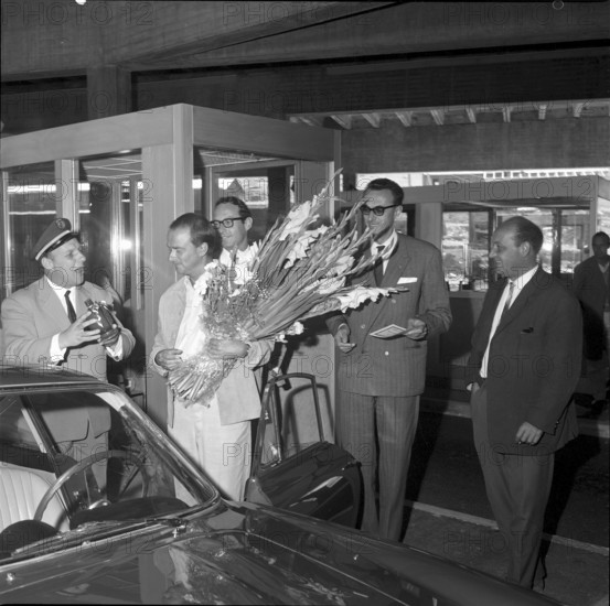Great Sankt Bernhard: Festivity for the 100 000th car driver in the tunnel, 1964