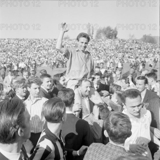Swiss cup 1959/60, Cup Final 1960: FC Lucerne - FC Grenchen. Spectators celebrating Lucernes win