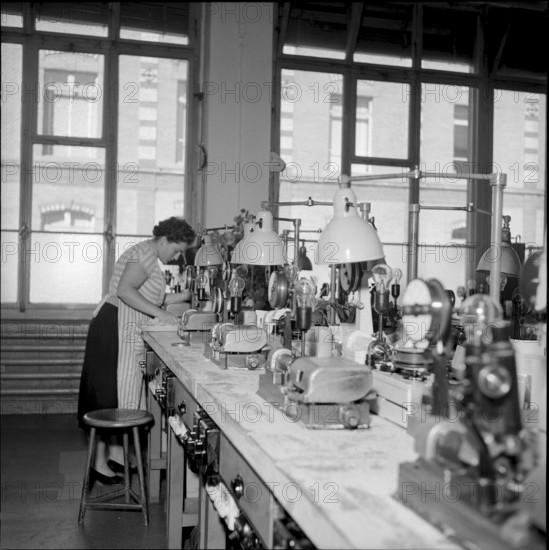 Electric light bulb production 1954