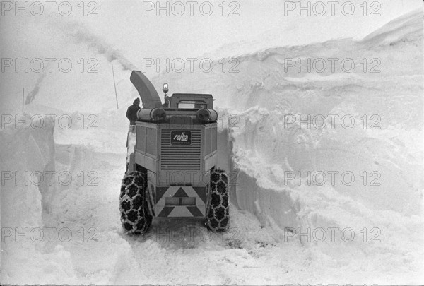 Snow removal on Gotthardpass, April 1972