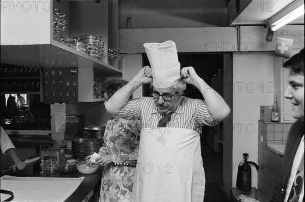 International hobby cooking week in Lucerne 1972: participant Willy Millowitsch