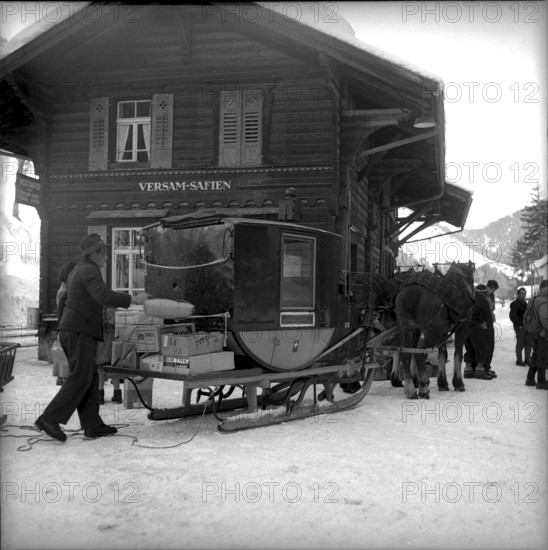 Post sledge Versam - Safien, loading,  1953