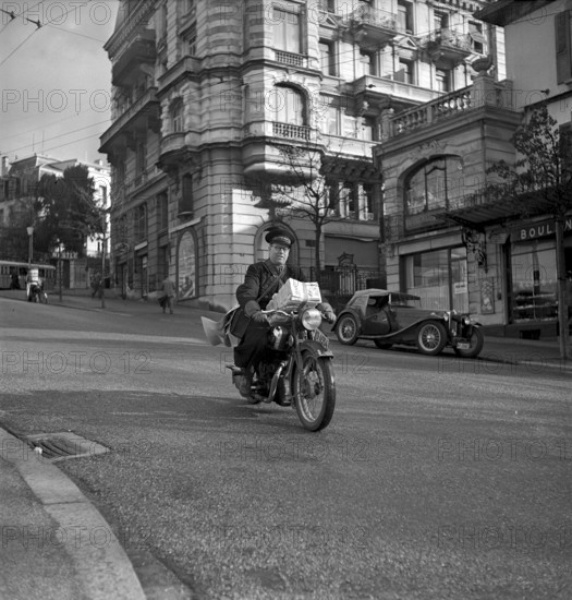Christmas Eve 1951: News vendor
