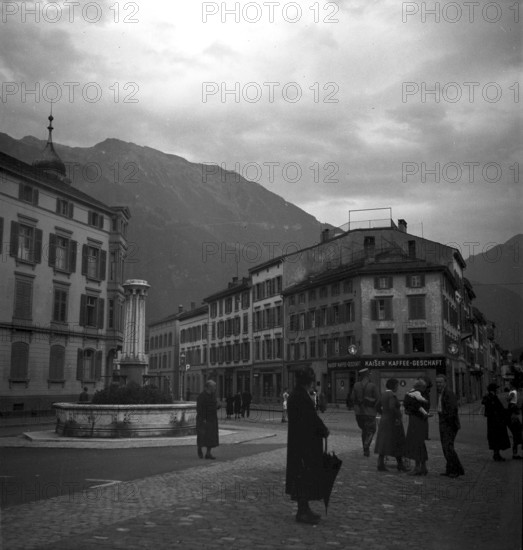 Glarus 1934: square, fountain, people
