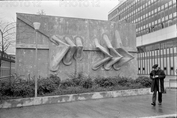 Sculpture by Walter Kretz, PTT employees building Berne 1971