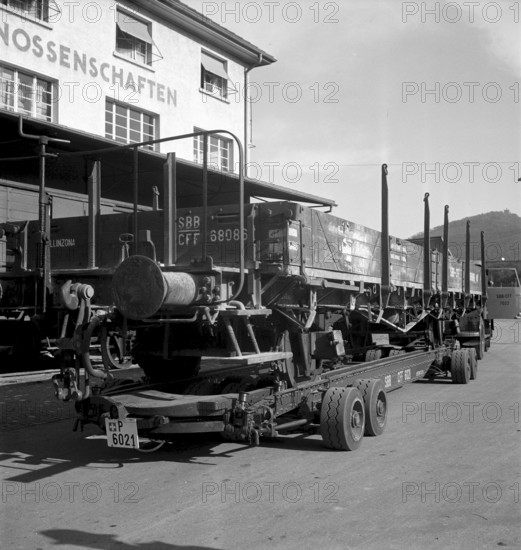 Cargo handling, jacked up waggon, Olten 1938