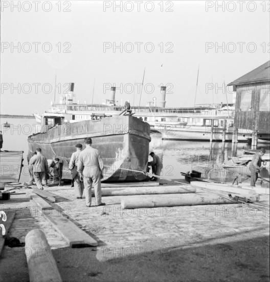 Pull a ship ashore before overland transport 1946