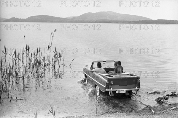Amphibien car on the water of lake Zug, 1969