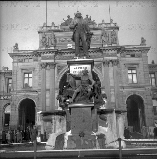 Alfred-Escher statue with icicles, Zurich 1954