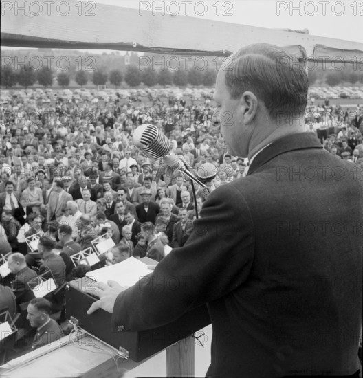 Road user meeting in Dubendorf to define unwritten traffic regulation guideline, 1953