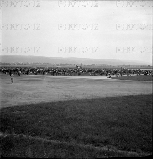 Road user meeting in Dubendorf to define unwritten traffic regulation guideline, 1953