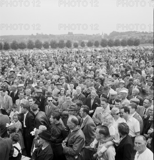 Road user meeting in Dubendorf to define unwritten traffic regulation guideline, 1953