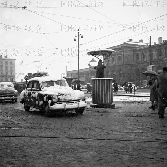 Snow in Zurich 1952: In front of the Hauptbahnhof