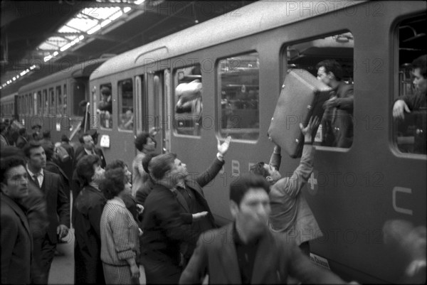 Zurich, italian workers leaving for elections in Italy, 1963