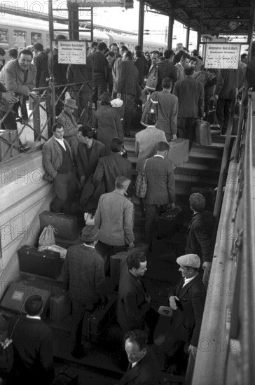 Brigue, italian workers leaving before elections in Italy, 1963