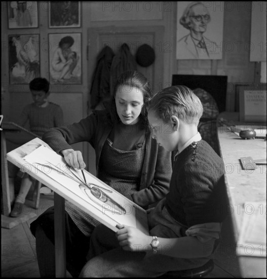 Students draw at art school in Saxon 1951