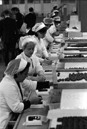Workers at the chocolate factory Grison AG in Chur 1969