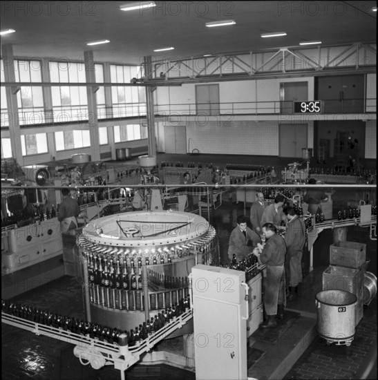 Bottling mashine in the Hurlimann Brewery, Zurich 1959