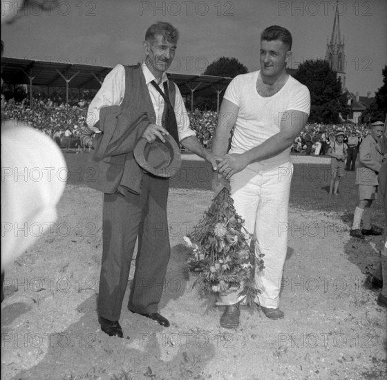 Swiss wrestling festival 1953 in Winterthur: swiss type wrestling champion Walter Flach mit seinem Vater