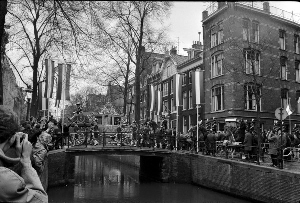 Royal wedding in Amsterdam 1966: The wedding carriage drives through the old city