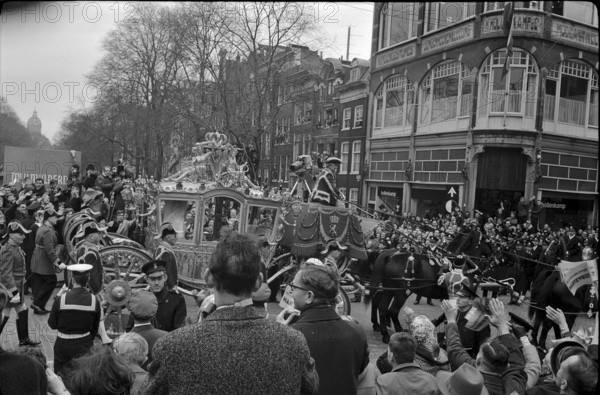 Royal wedding in Amsterdam 1966: The wedding carriage drives through the old city