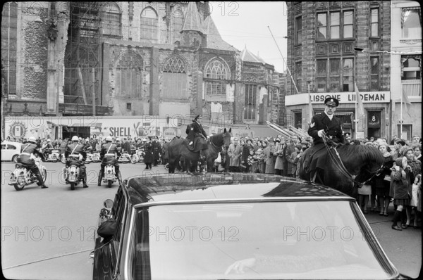 Royal wedding in Amsterdam 1966: Spectators in the streets