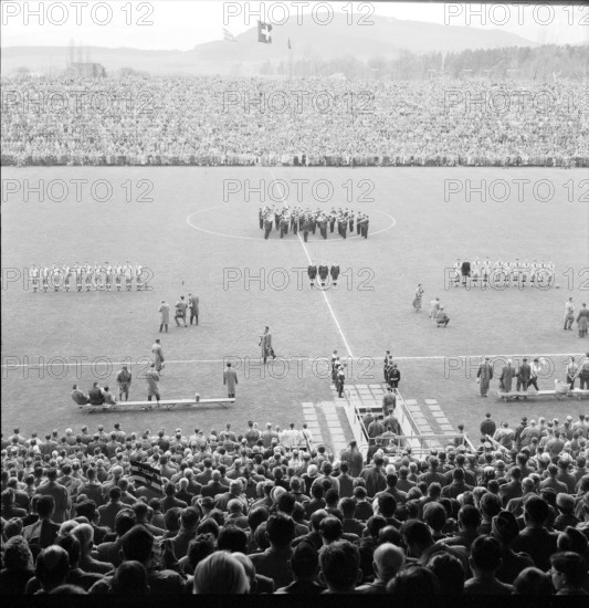 Swiss cup 1957/58, cup final: Young Boys Bern - Grasshopper-Club Zurich. Teams pose before the game starts